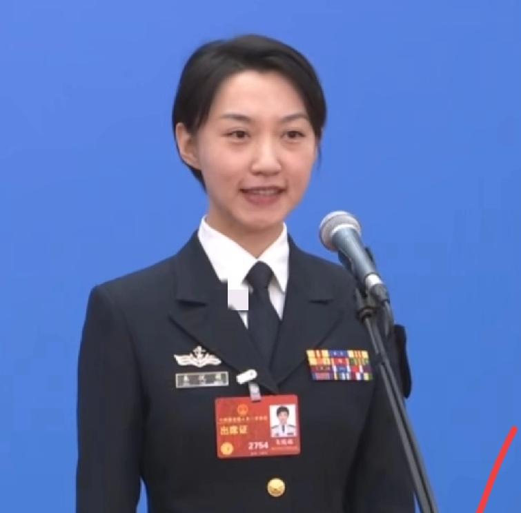 全国人大代表朱悦萌！朱悦萌，35岁，毕业于海军航空大学，海军中校军衔，第十四届
