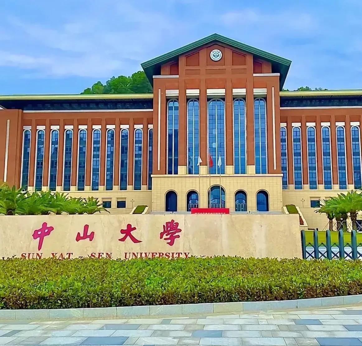 中国大学第八名到第十名，好像很有争议，只有前七是稳稳当当的。清北独一档就不科普了