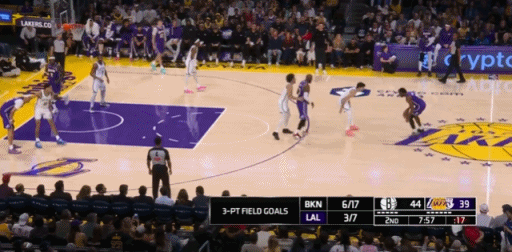 詹姆斯又创下一项新的历史！在NBA的正式比赛里，他给儿子布朗尼传球，后者分出手