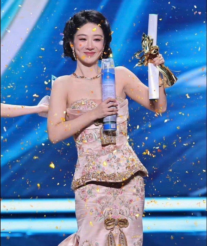 内娱“盛开的视后们”名单揭晓：杨紫拿下白玉兰视后，迪丽热巴斩获金鹰视后，赵丽颖摘得飞天视后，杨幂获得