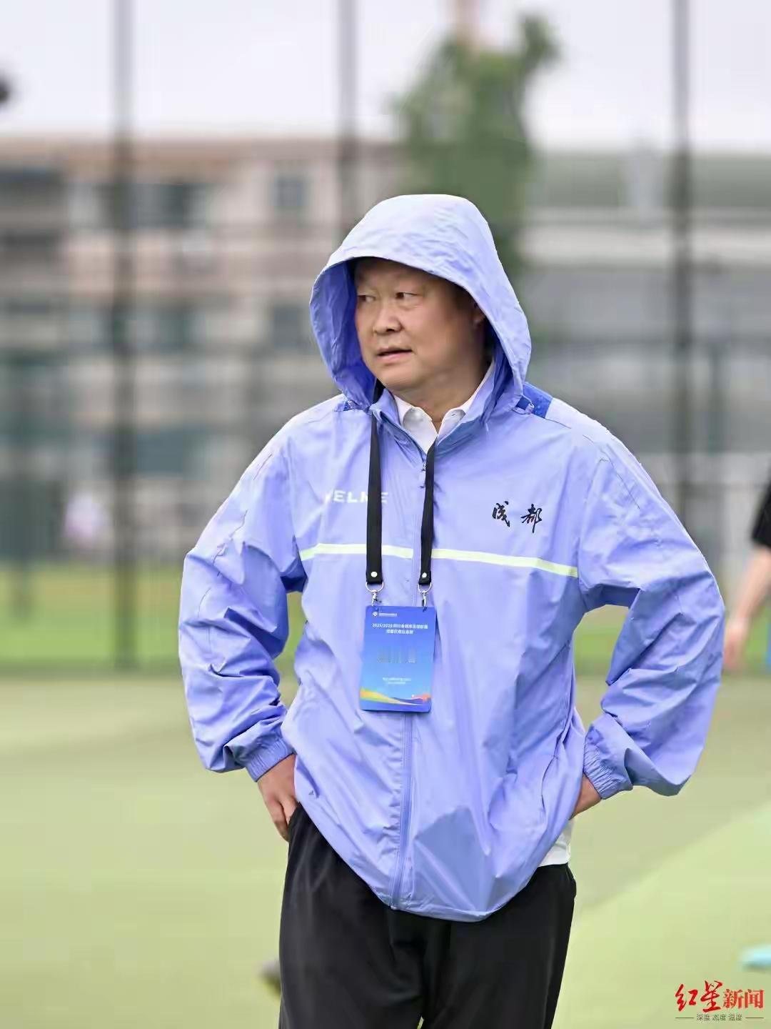 “川超”开战在即，面对各地球迷“干成都”的豪言壮语，成都队选拔负责人姚夏两眼一斜