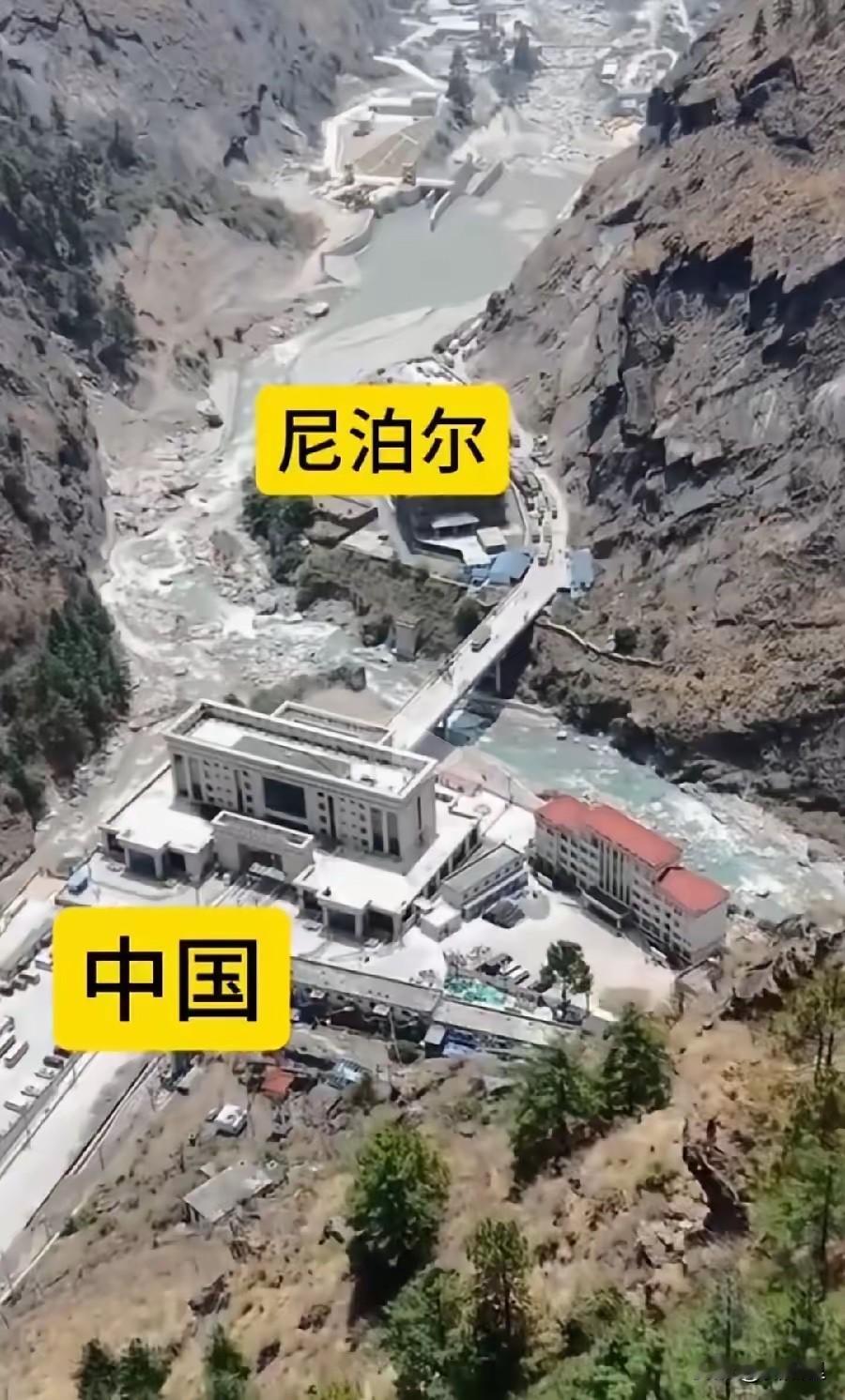 在这样的一个峡谷位置设置口岸，确实有很大的危险隐患。两边都是高山，中间一道窄窄的