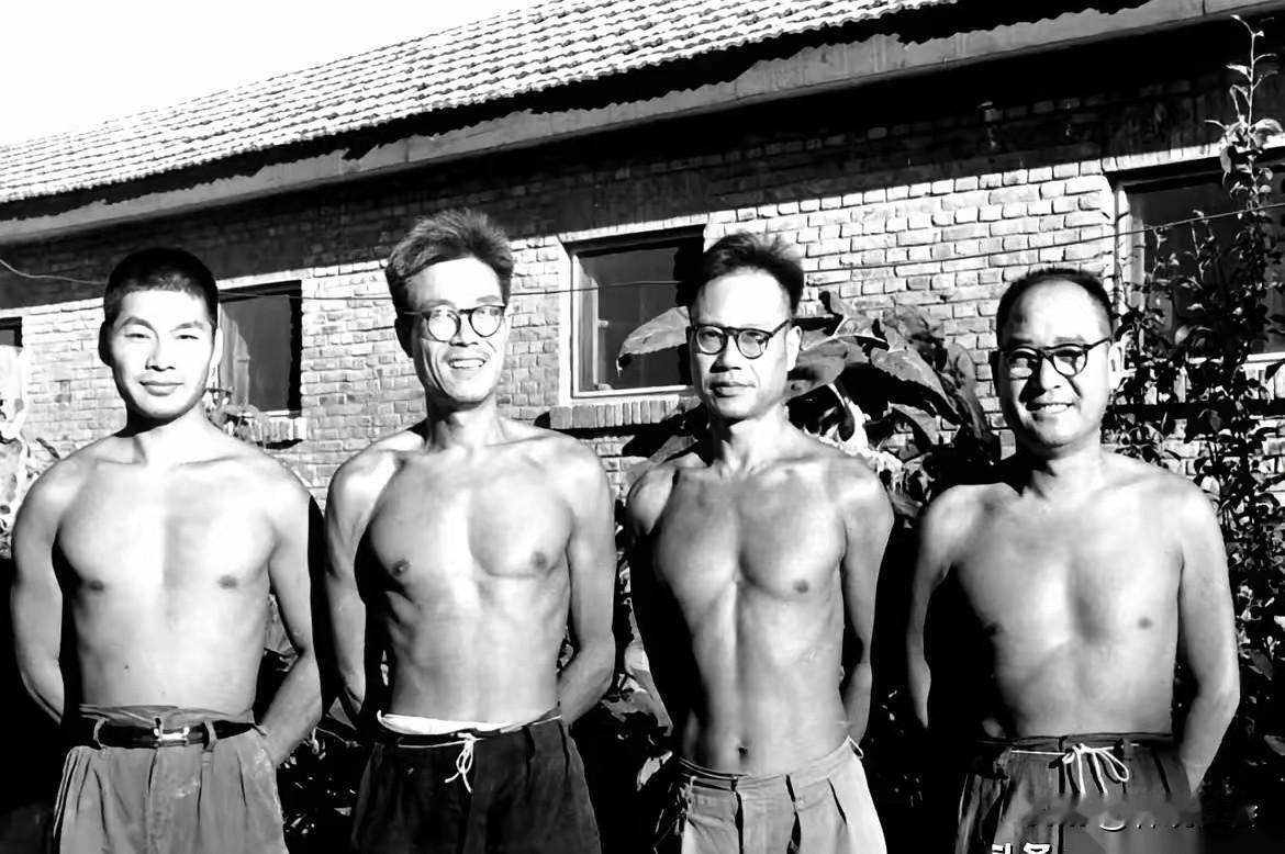 毛主席说，知识分子要劳动化，文明其精神，野蛮其体魄。季羡林认为，“五七干校”是