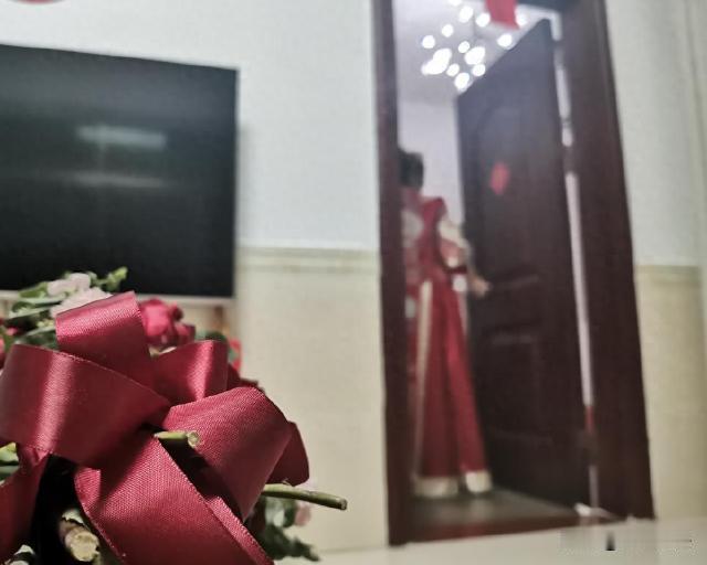 河南，伴娘参加好友的婚礼，却被几个男子搞婚闹。女生想要逃避这些男子的恶搞，当时已