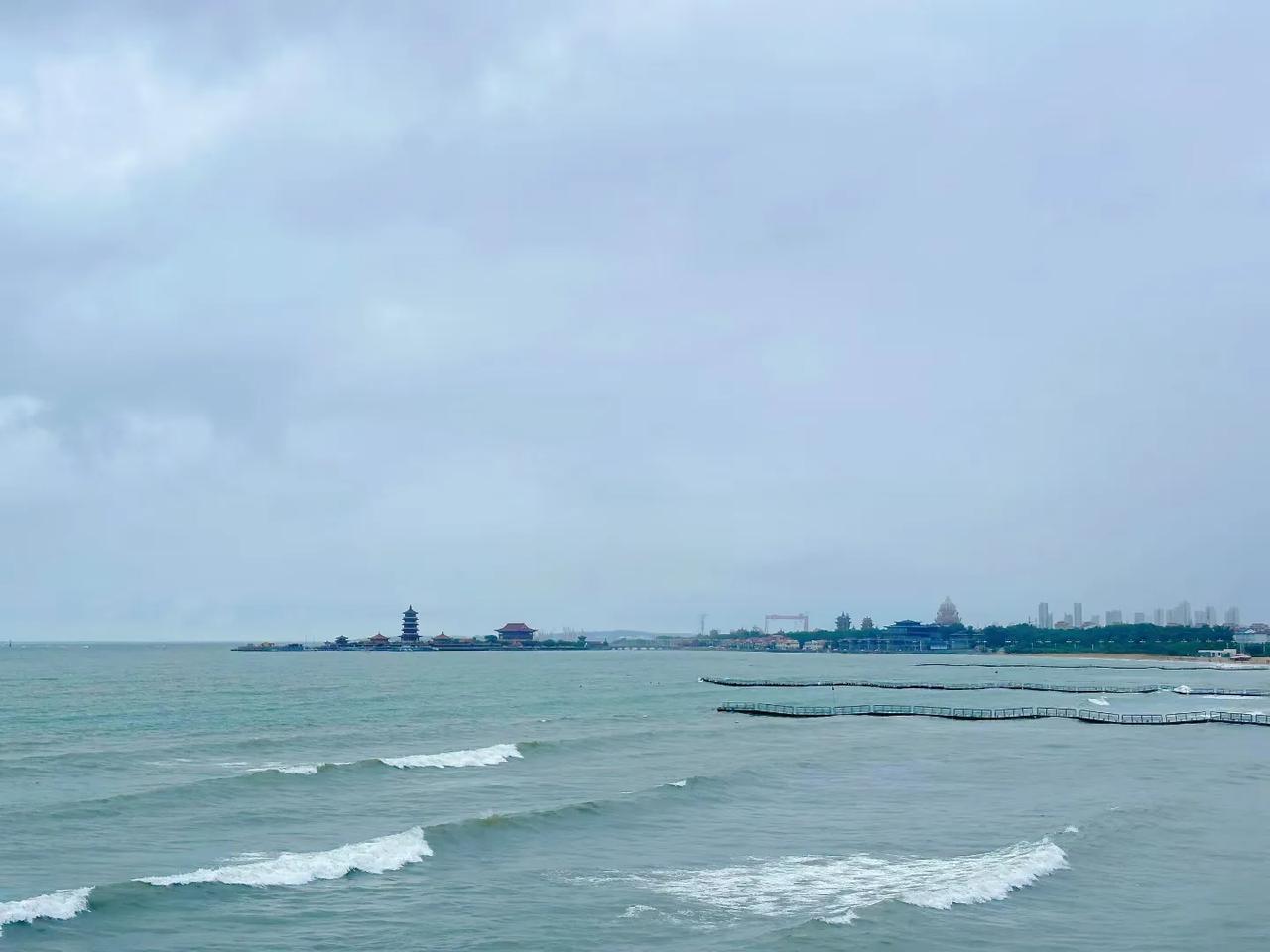 中秋的海，宁静而辽阔，天是蓝色的，海也是蓝色的，海天共一色！