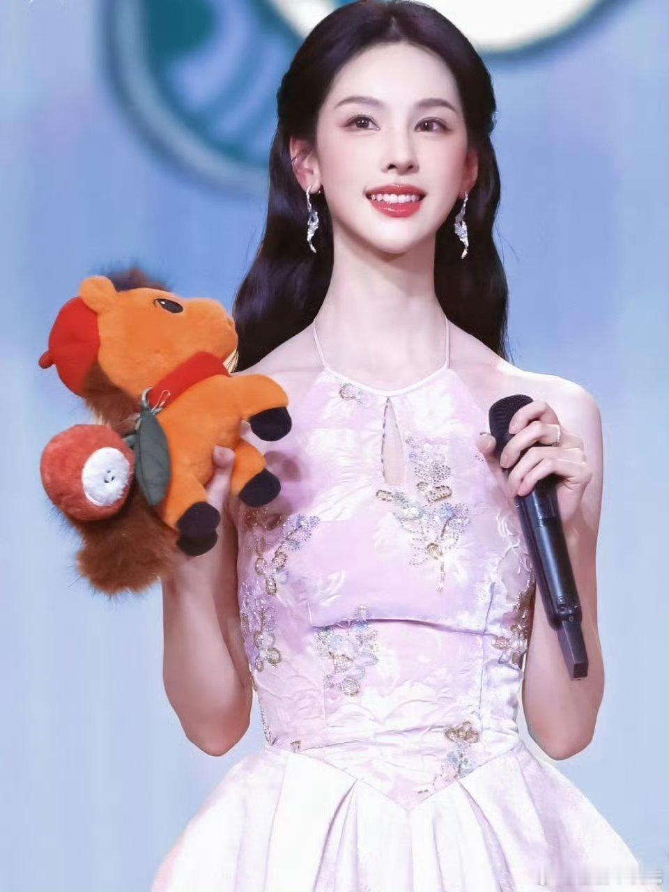 陈都灵张凌赫打包收拾进组现偶吧！有这么美这么帅的人进入内娱