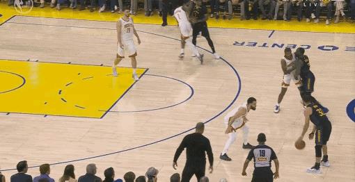 我强烈建议NBA联盟将勇士恶汉追梦格林逐出联盟，他真是坏透了！在今天勇士主场迎战