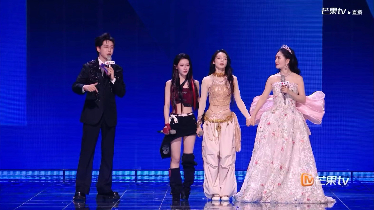 哈哈哈哈哈哈哈哈乘风初舞台没人淘汰……乘风初舞台没人淘汰乘风初舞台没有人离开