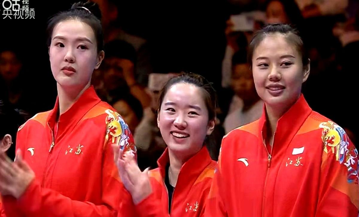 江苏女排决赛吊打山东，这实力真能打！评论区都炸了：这差距藏都藏不住啊！为啥这么猛