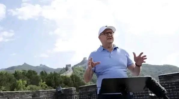 澳总理登上了长城！为了能成为好汉，阿尔巴尼斯总理这次冒着酷暑登上了长城！其实