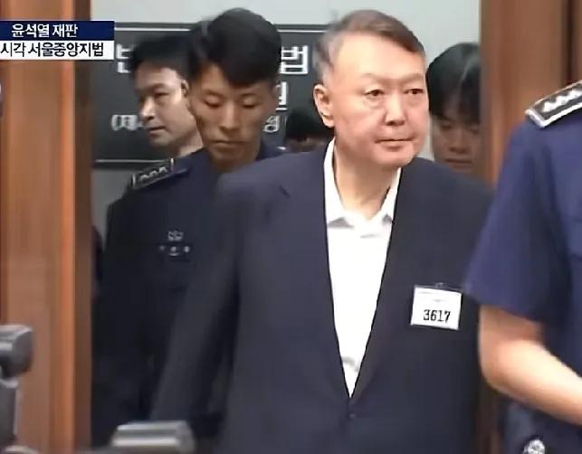 破天荒！尹锡悦竟主动坐上囚车，前往特检组积极接受“内乱罪”检查，但他随后的一系列