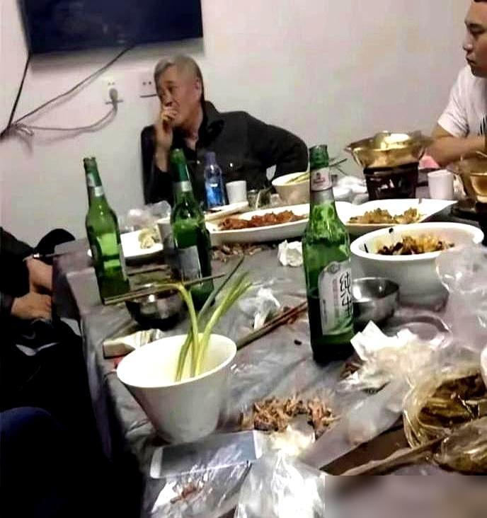 你敢信？赵本山儿子砸2亿开减肥营赔光，现在月薪8千抢食堂糖醋排骨！当初他在