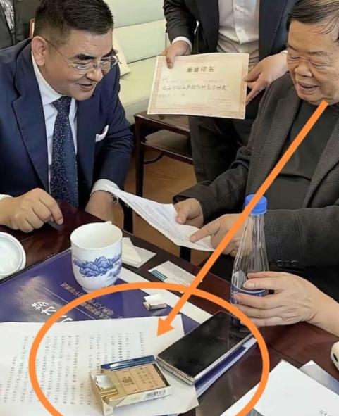 真没想到，曹德旺一包烟顶普通人一天的工资，手机价格更是昂贵！网上那张曹德旺办