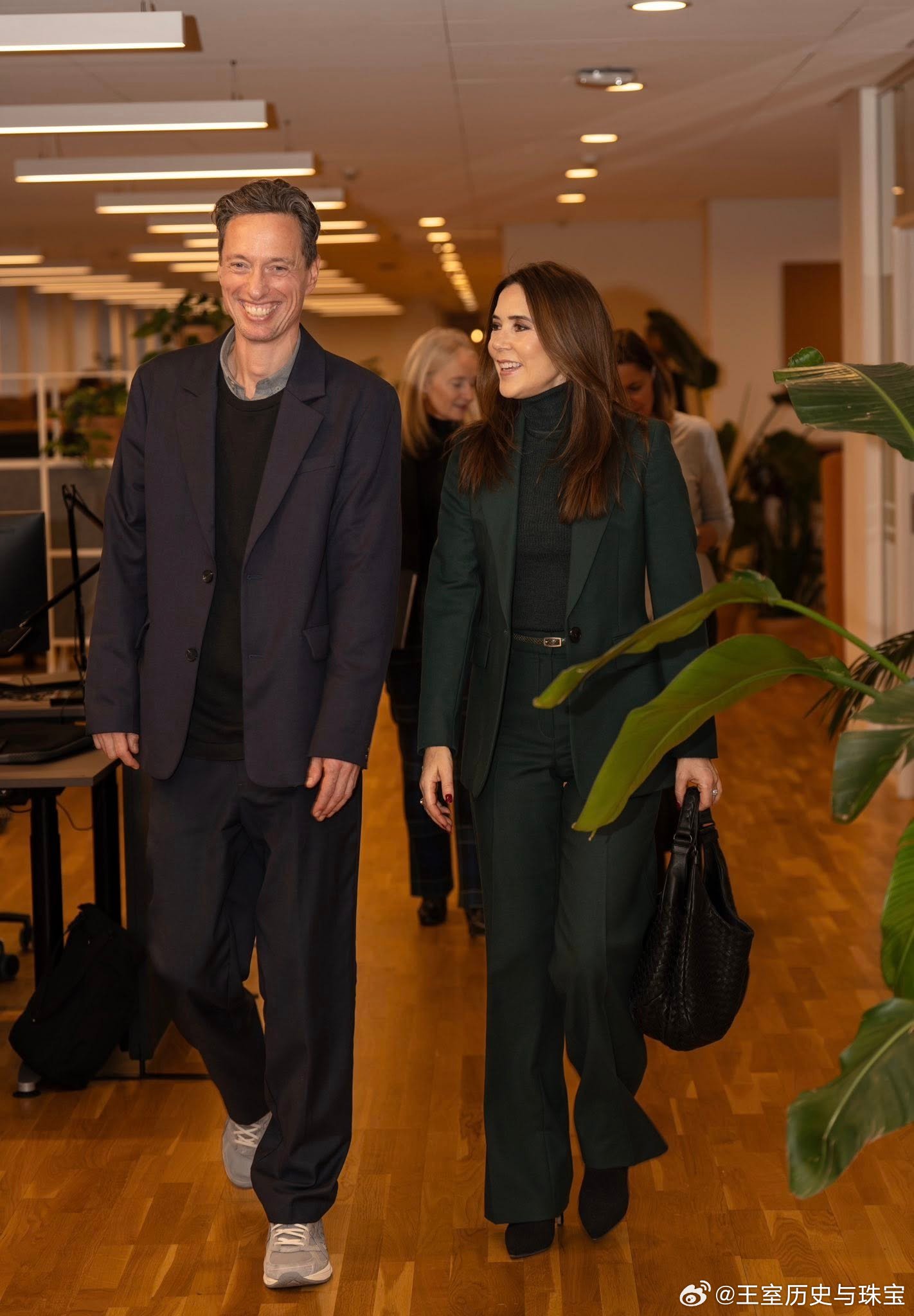 新闻2026.1.13丹麦王后玛丽访问丹麦心脏协会，墨绿色西装来自Massi