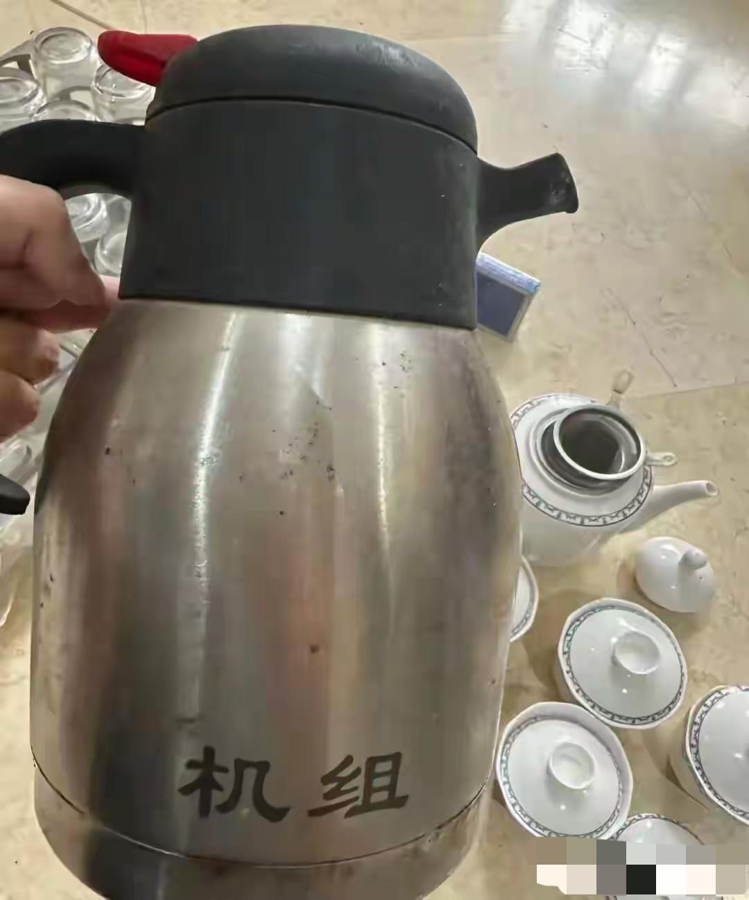 太炸裂了!南航空警王某某胆真大,多年来把机舱里的水杯、毛巾、红酒甚至小零食往家偷