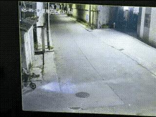 这个视频都说是这个人得了急症，不然不会突然倒地的，视频播放来看，真是这样的吗？