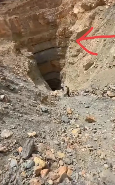 如图-伊朗🇮🇷人实地拍摄-B2轰炸后的核基地巨大弹坑：图1中可见，山体表层