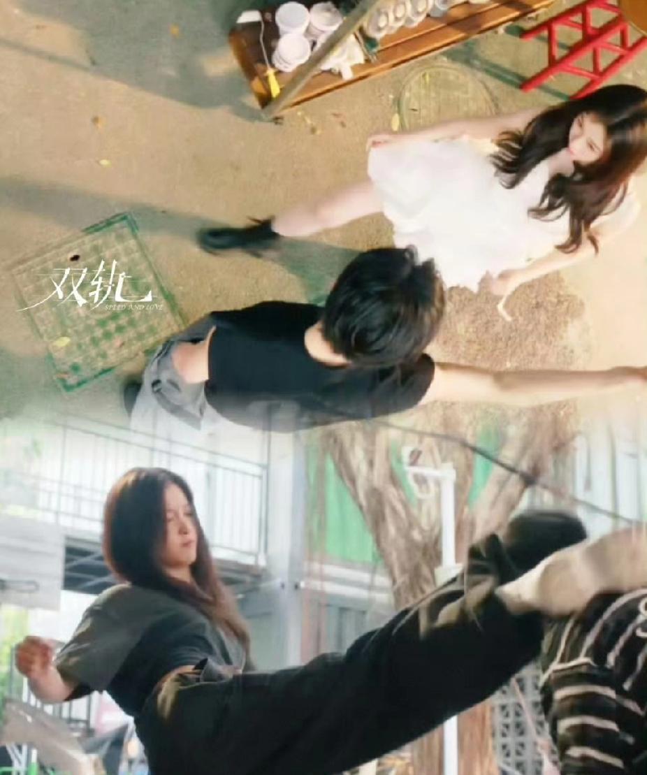 别再信什么“偶像转型”的人设了。虞书欣在《双轨》里80%的动作戏亲自上，因为她