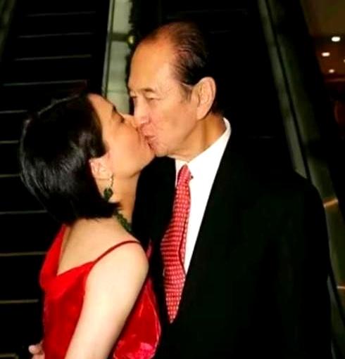 你说一个65岁的亿万富豪，怎么就偏偏看上了26岁还在打四份工的穷姑娘？说白了，