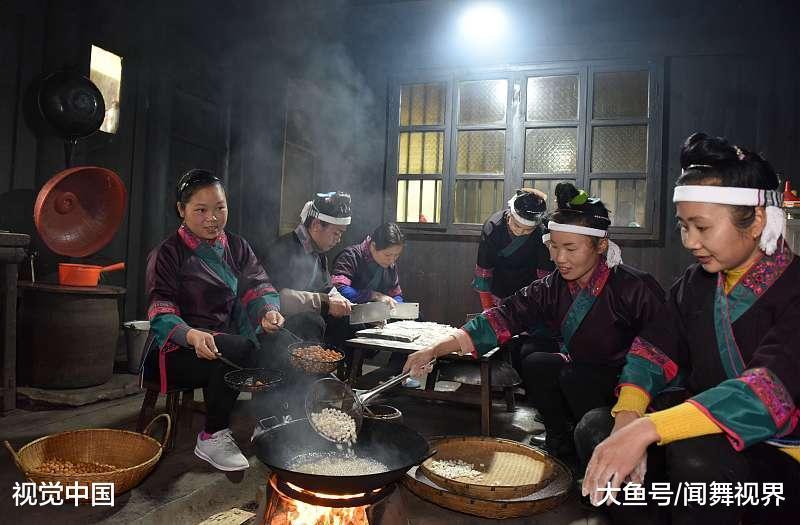 据了解,侗族同胞一日三餐离不开打油茶,在春节前炸油果打油茶是侗族的
