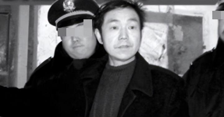 1998年，在西安某条偏僻的小巷里，一群染着黄毛的人正在殴打一个高中生，当高中生