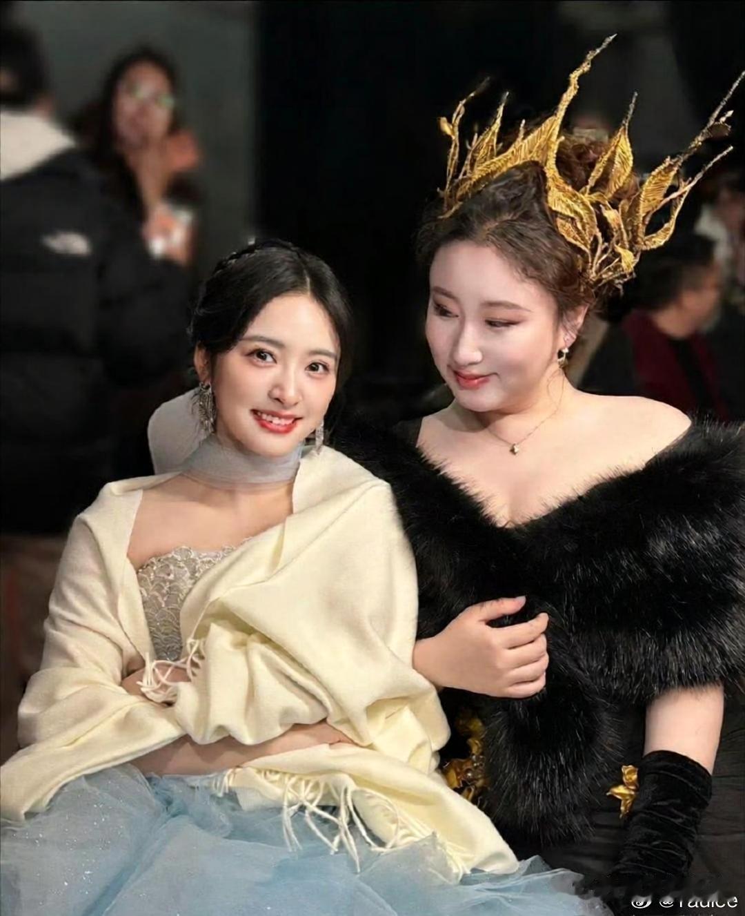 锤娜丽莎发了和沈月的合照，两种截然不同的美，各有各的惊艳​