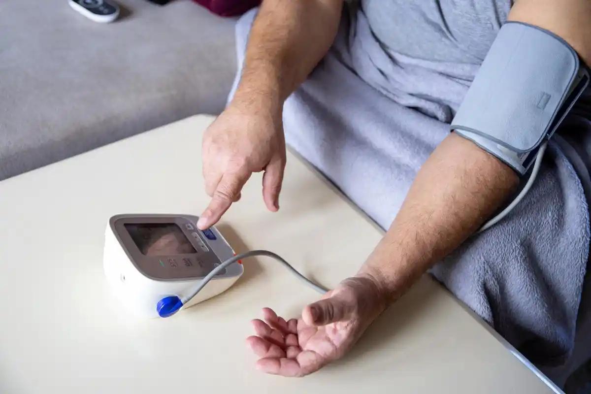 医生调查提醒：心梗的危险信号，不是胸痛，而是经常出现4个症状很多人都觉得，心