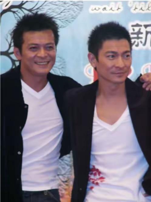 刘德华和黄日华交情超过四十年，他们在修叔演唱会拥抱后，刘德华瞬间变脸被诟病！刘德