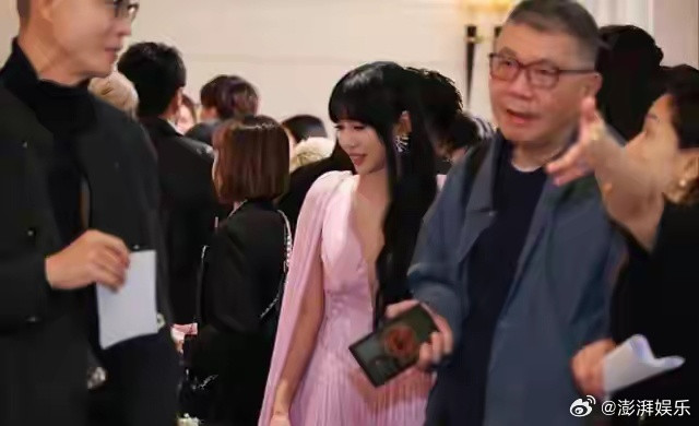  李靓蕾现身邱泽许玮甯婚礼温馨婚宴上李靓蕾惊喜现身，与现场宾客温情互动，低调见证