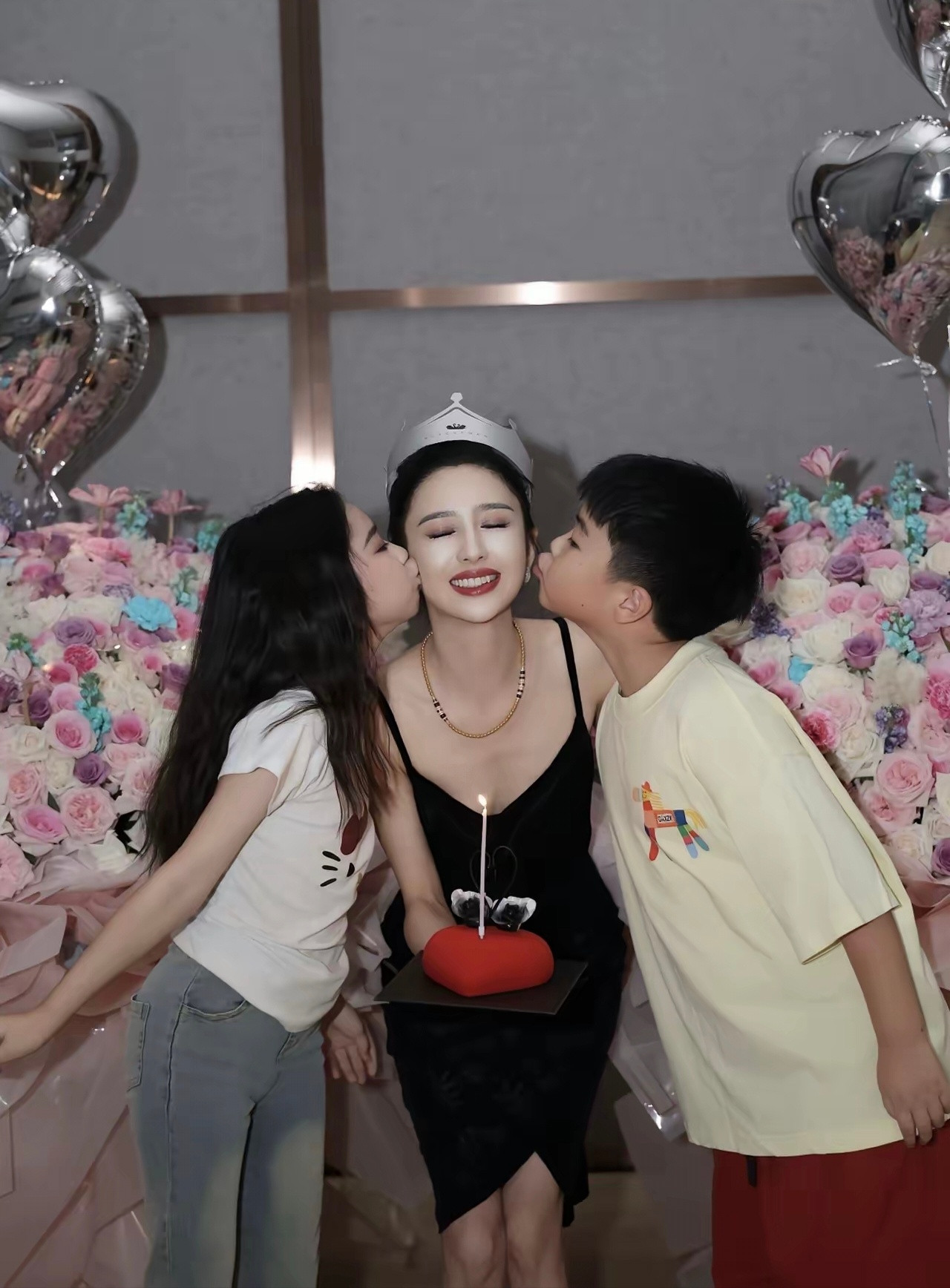 佟丽娅庆43岁生日，收999朵玫瑰花，董璇为其庆生，儿子亲吻她脸颊，前夫陈思诚1