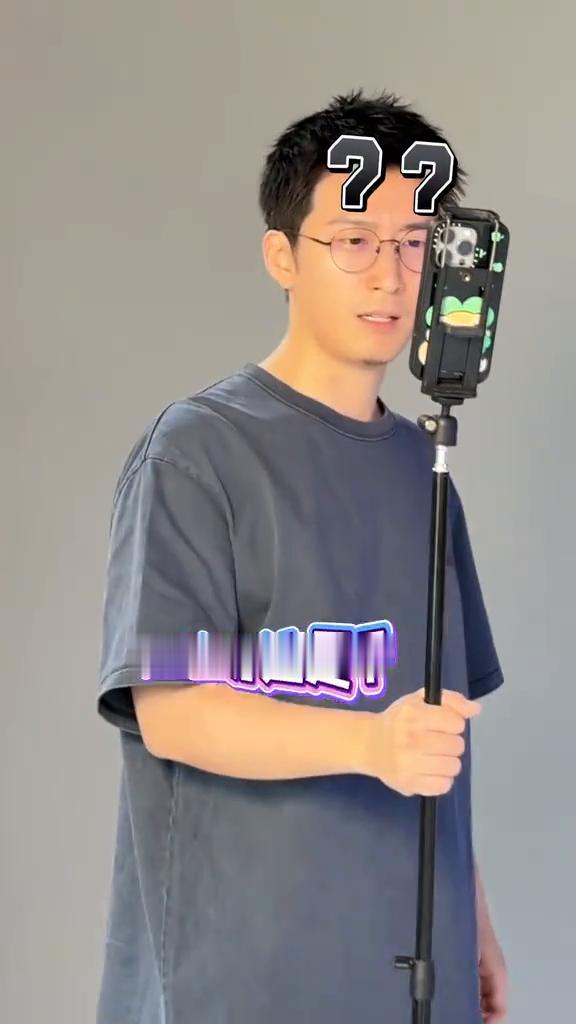 欢迎收看老板的练舞日记。自信满满准备开跳，一秒破功，旱地拔葱，这不是静止状态，