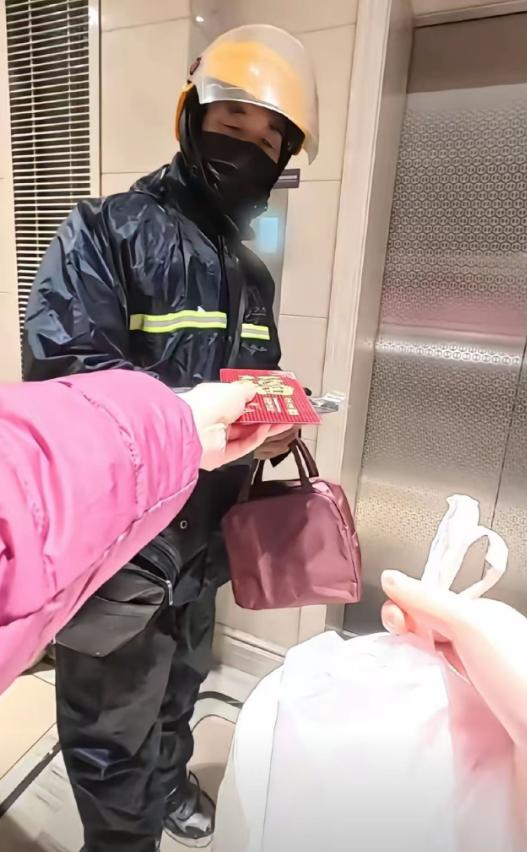 暴雪天气，外卖小哥给女子递上外卖时，女子却一把拉住他，让他先别走！外卖小哥以为餐