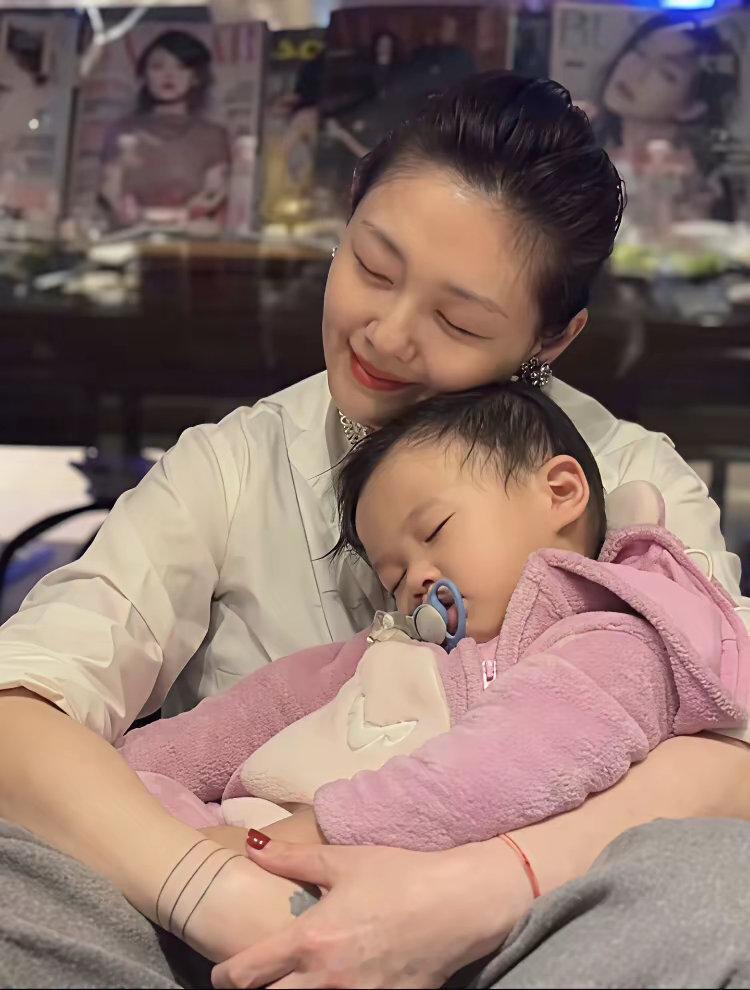 说她不爱孩子我真不信……​​​