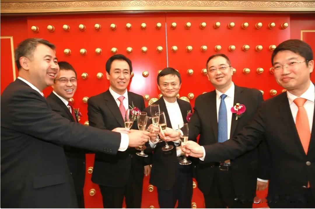 2009年，恒大上市庆功合影，一众企业家同框举杯。斗转星移，许家印一审被判无期徒