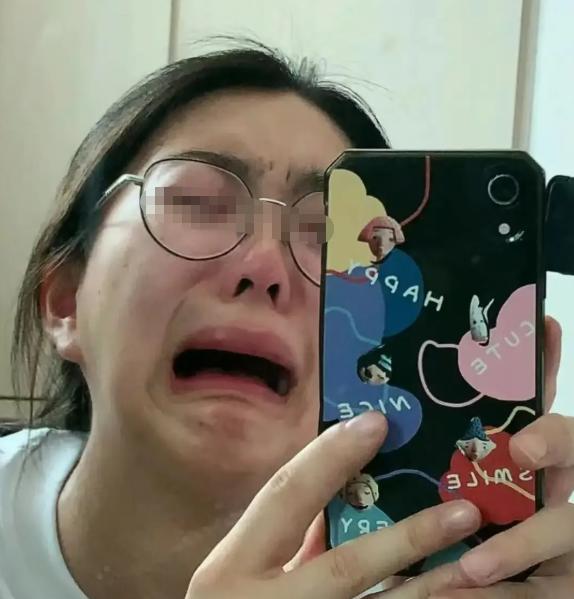 一个女大学生哭诉：“我每个月的生活费根本不够，早餐6元，午晚餐15×2，就是30