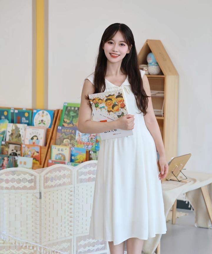 刷到一条热搜，说幼师是体面又稳定的神仙工作，评论区吵翻了。我姐就在公办园，干了