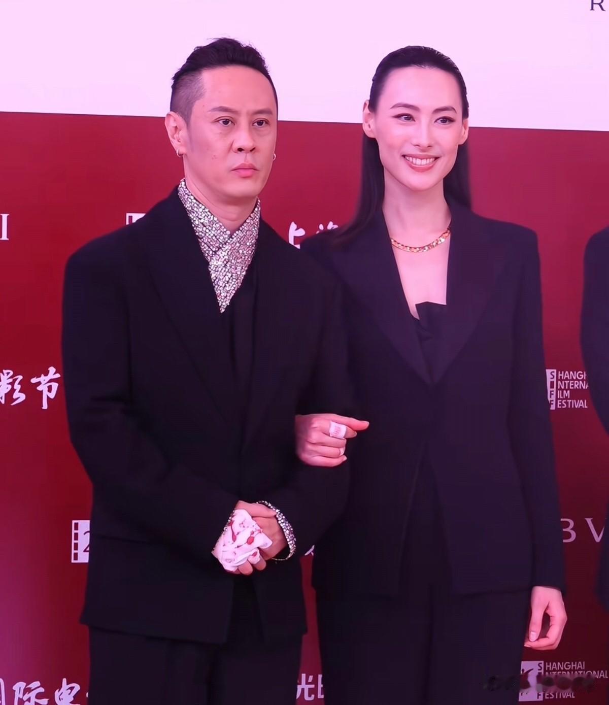 脱离李家管控且财富自由的梁洛施终于能大大方方谈恋爱了。上影节红毯挽着男友马浴柯，