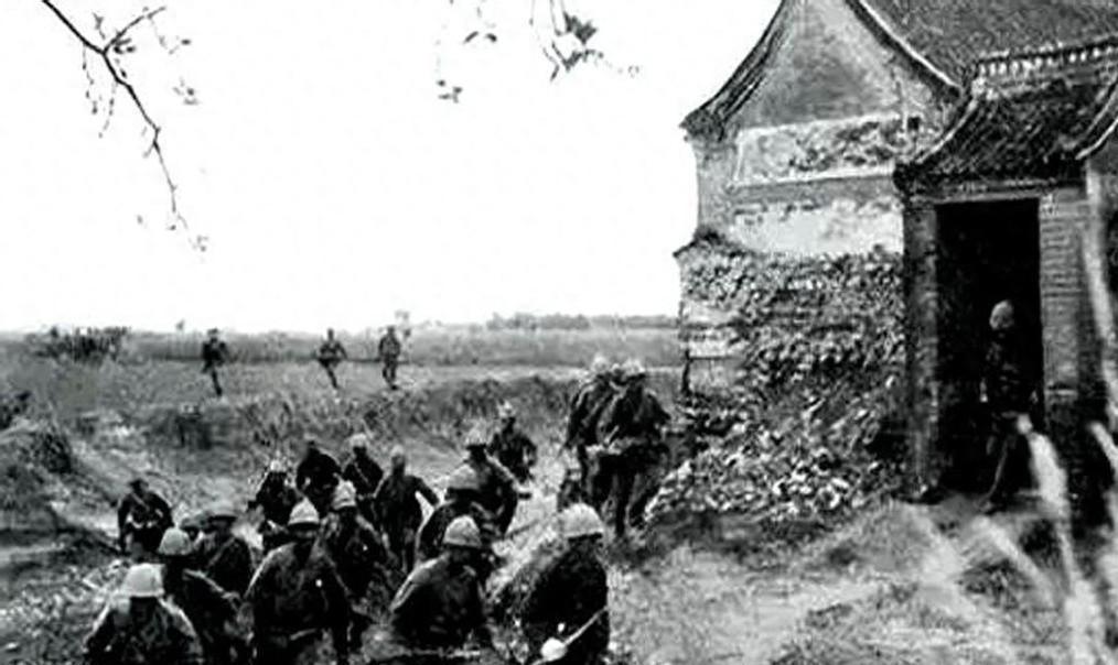 1944年中秋之夜，崇海镇日军据点里酒香四溢，鬼子们端着酒杯赏月。五个"送礼的农