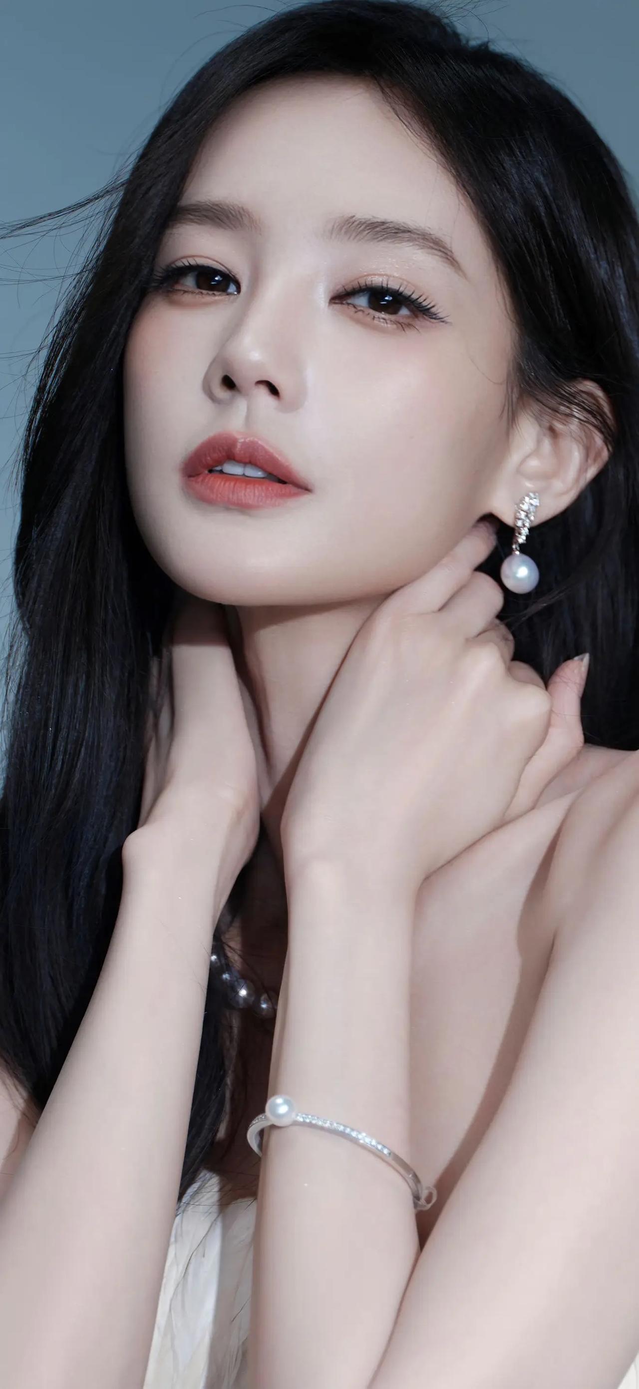 很多人好奇像李一桐这样的女明星，长的漂亮，又能赚钱，怎么也会被骗钱骗感情。近日