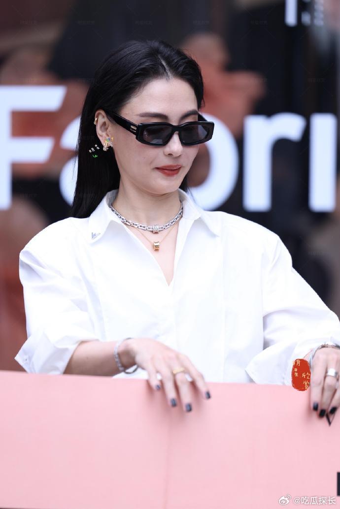 张柏芝上午接儿子下午去剪彩白衬衫加墨镜，简简单单的搭配愣是穿出了全场最飒的范儿
