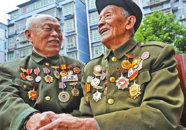 抗美援朝战场上，他勇杀100多个敌人，被咬掉一根指头，身上留下24道疤，他就是一