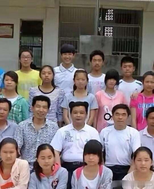 这下明白为啥得穿校服了吧！​​​