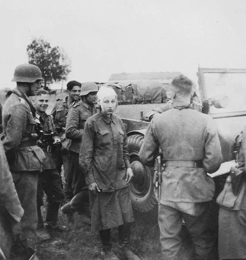 1944年，一名苏联战俘在东线被德军俘虏……到1944年，东线战场已成为二战中