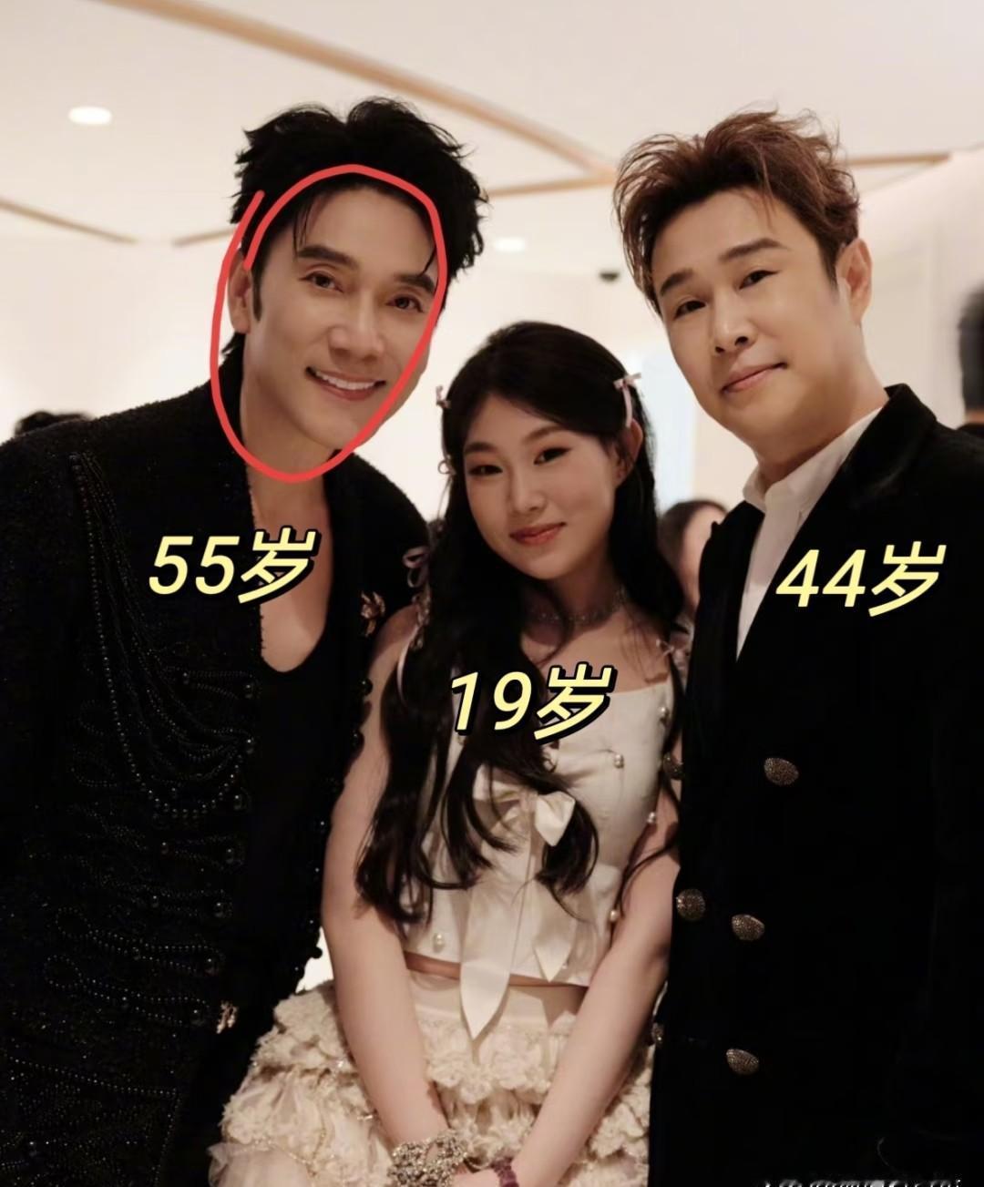 “43岁小沈阳给50岁林依轮递染发膏，被一句‘先管管你闺女’怼回。”昨晚