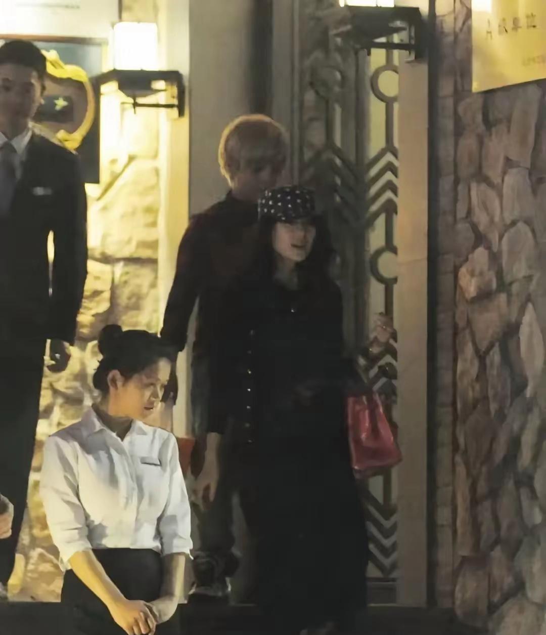 别再可怜她了。你看到的“憔悴”不是她的自传，是社会的草稿。章子怡离婚后做的三