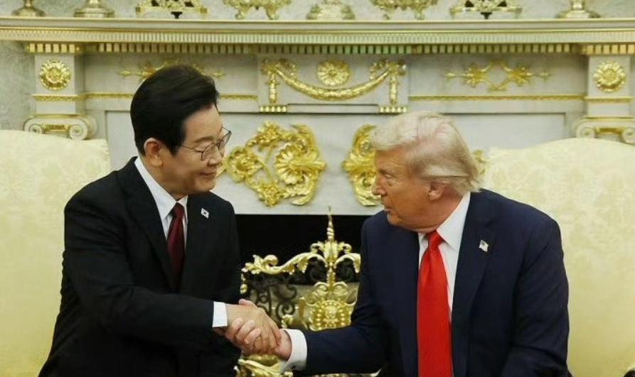 一张照片让韩国人沸腾了！李在明高高在上，微笑着跟川普握手，就像是大人接待小孩子