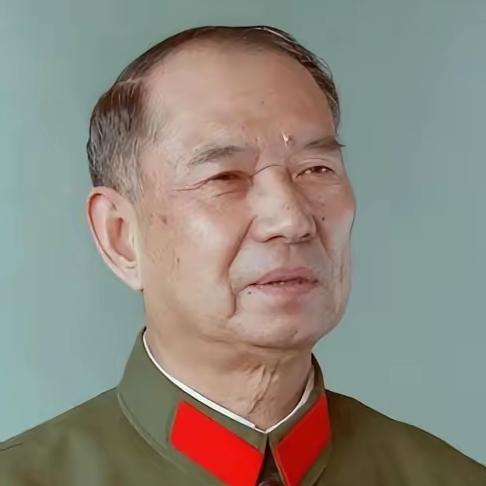 1982年，开国少将尤太忠视察部队，见一副团长好生眼熟，暗骂一句大事不好，立刻打