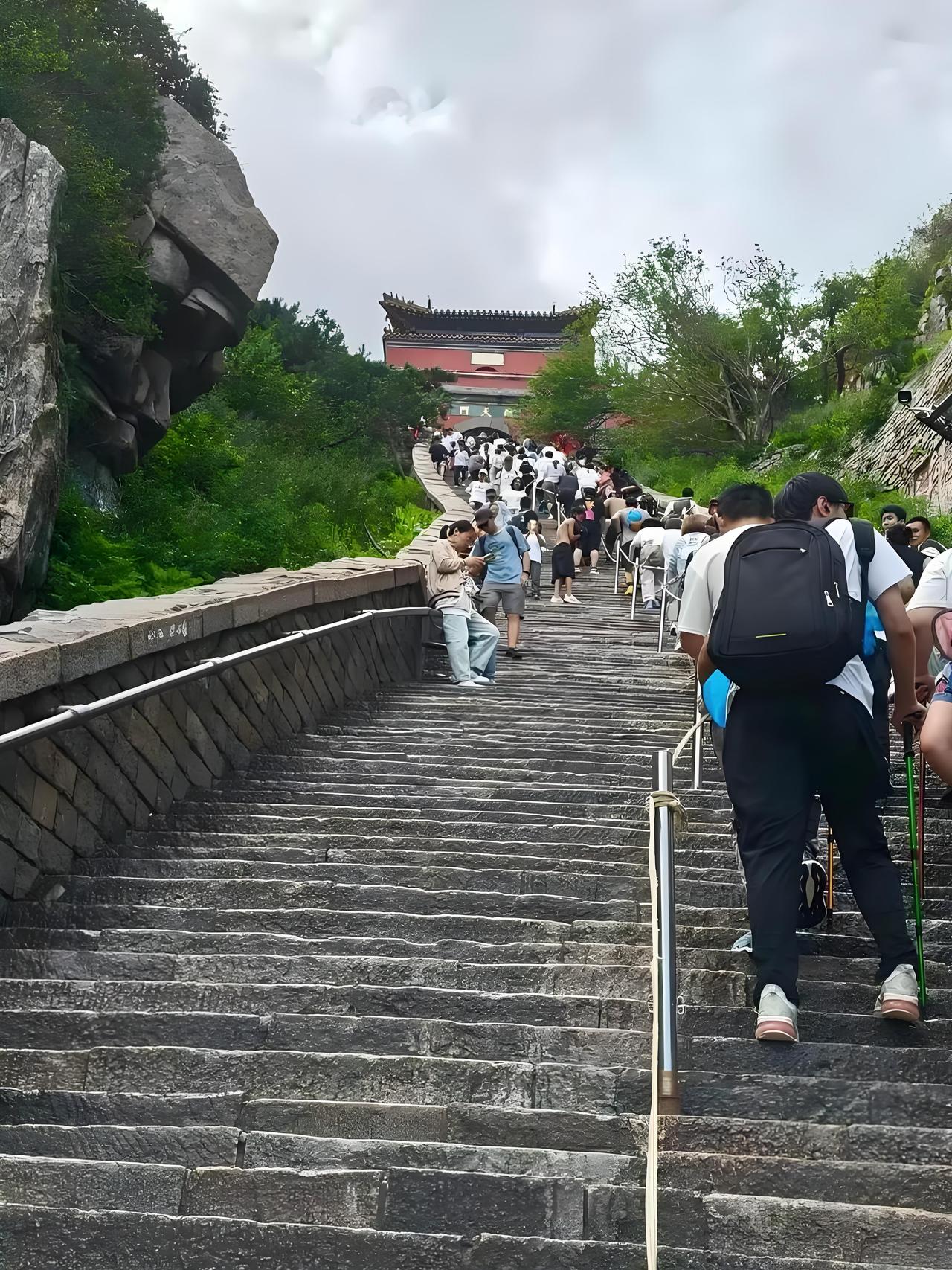 国庆女陪爬：不搞擦边，闷声发大财现在出来很多奇奇怪怪的行业，比如：第一，睡