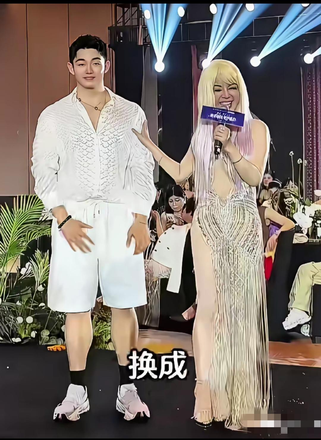 于文红现任小男友成了于文红第二个“赚钱工具＂！第一个罗兰多已被扫地出门！近日