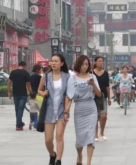 为什么现在剩女越来越多？因为剩女的要求太多。为什么现在离婚率这么高？因为女